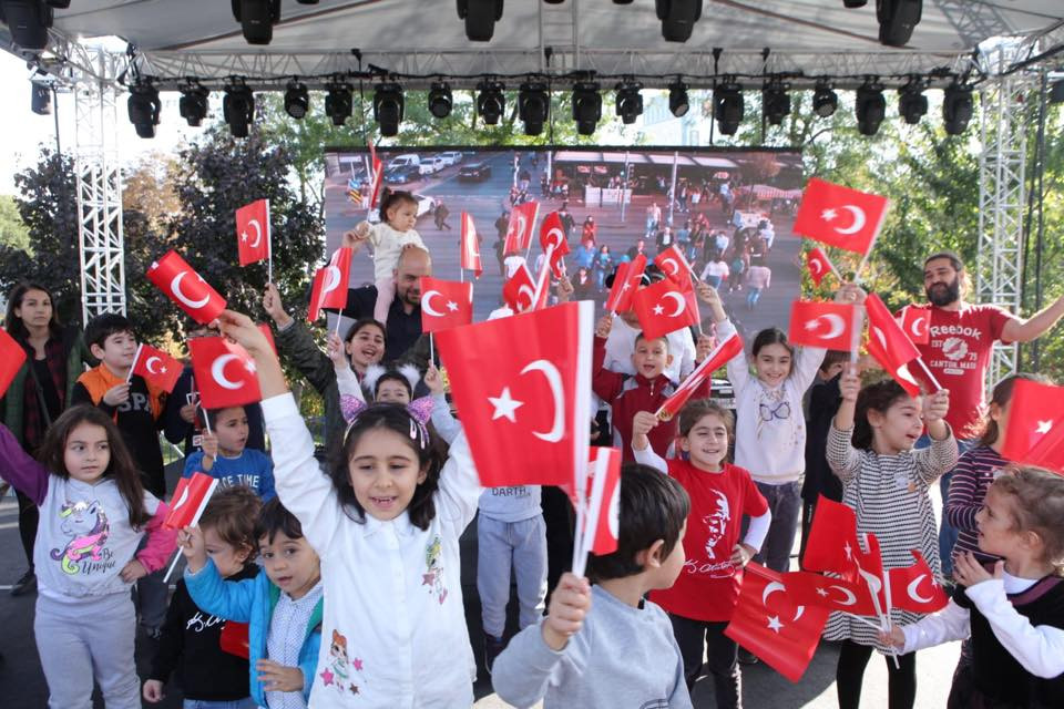 CHP'li Başkan öğrenciler için İstanbul'da konser verdi - Resim : 3