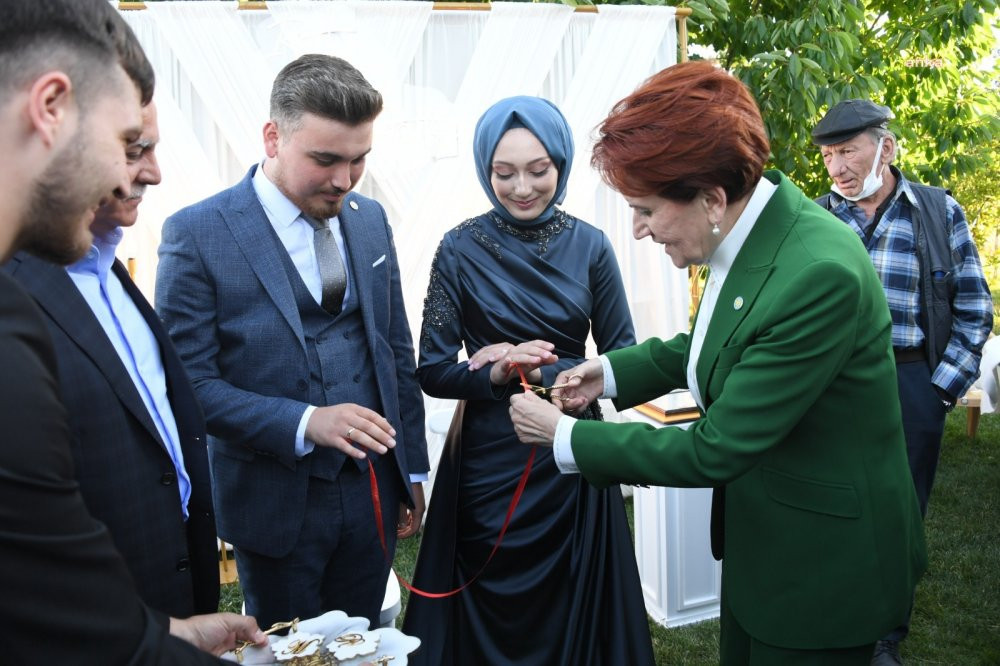 Meral Akşener, İYİ Partili genç için 'kız istemeye' gitti - Resim : 1