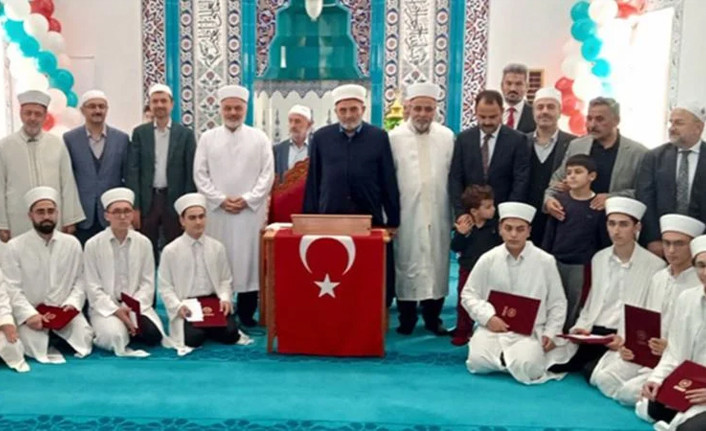 Gericilerin düzenlediği icazet töreninde yasa delindi, masaya Türk bayrağı serildi - Resim : 1