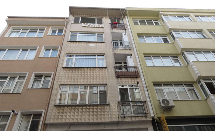Kadıköy'de 'Bu bina çürüktür’ pankartı asıp evi boşalttı - Resim : 1
