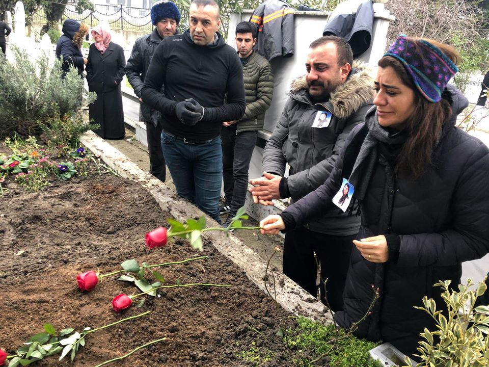 Çapan ailesi Besti annesini son yolculuğuna böyle uğurladı - Resim : 11