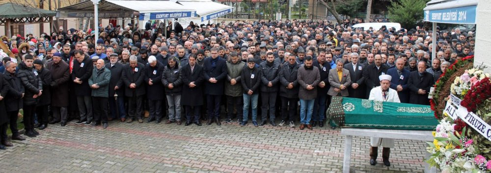 Çapan ailesi Besti annesini son yolculuğuna böyle uğurladı - Resim : 1