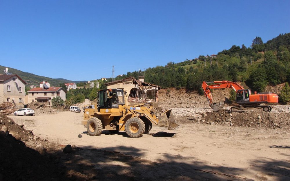 Heyelan sonrası yapılan afet evleri selden sonra yıkılıyor - Resim : 2