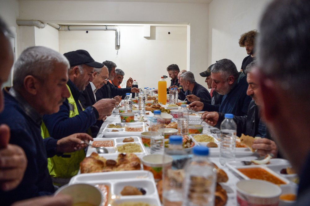 CHP lideri Kılıçdaroğlu işçilerle iftar yemeğinde bir araya geldi - Resim : 1