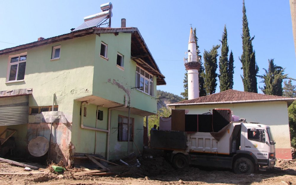 Heyelan sonrası yapılan afet evleri selden sonra yıkılıyor - Resim : 1