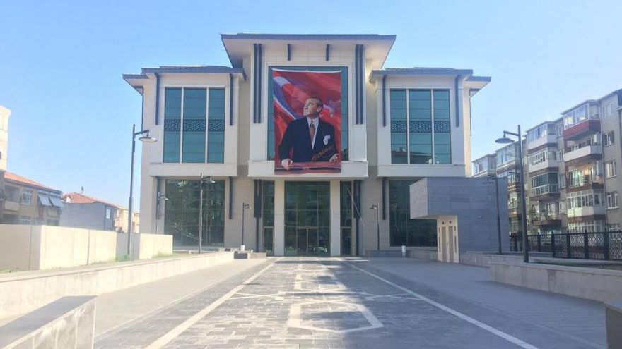 Tepkiler üzerine belediye binasına Atatürk posteri alındı - Resim : 1