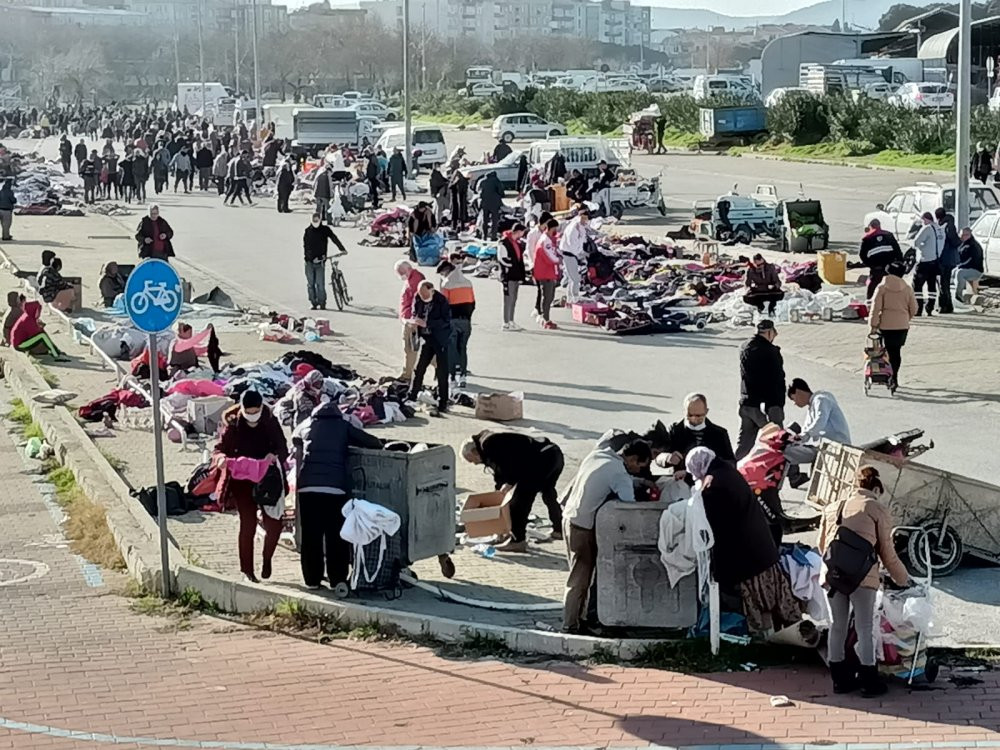 Vatandaşlar çöpten kendileri ve çocukları için elbise topladı - Resim : 1