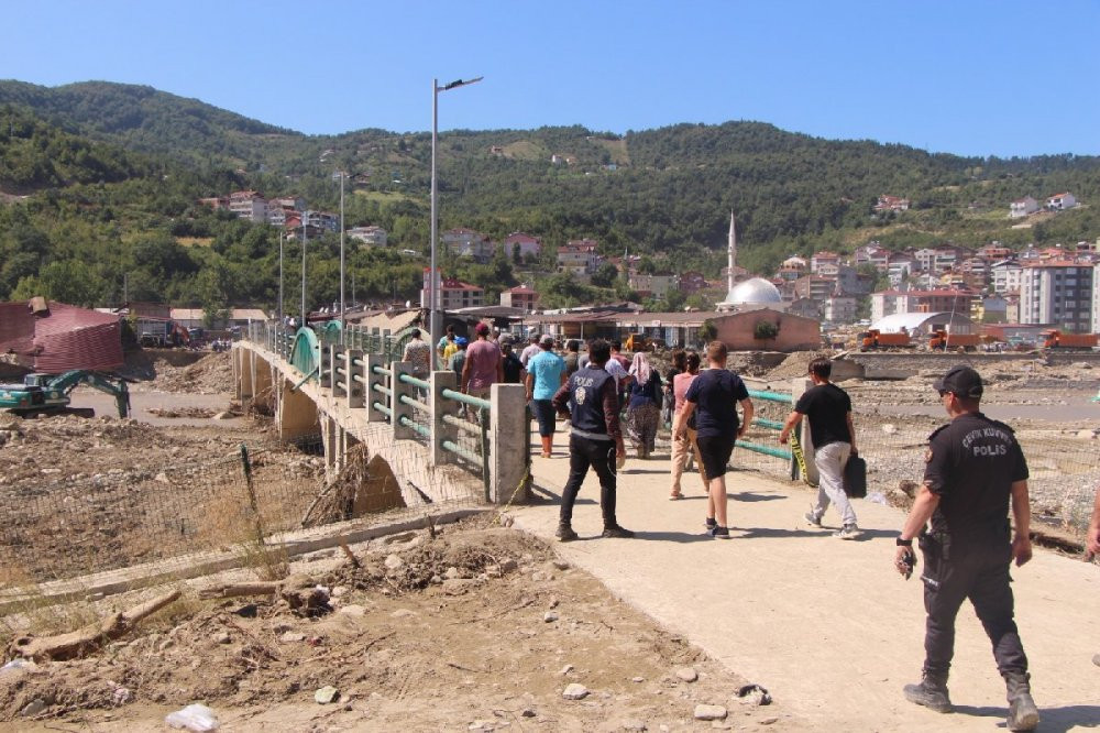 Heyelan sonrası yapılan afet evleri selden sonra yıkılıyor - Resim : 3