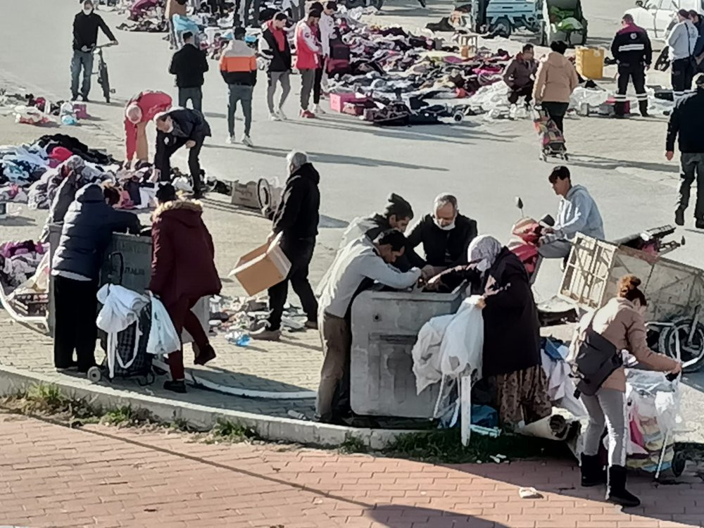 Vatandaşlar çöpten kendileri ve çocukları için elbise topladı - Resim : 2