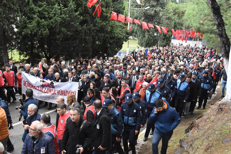 Şehit Asteğmen Kubilay için akın ettiler - Resim : 3