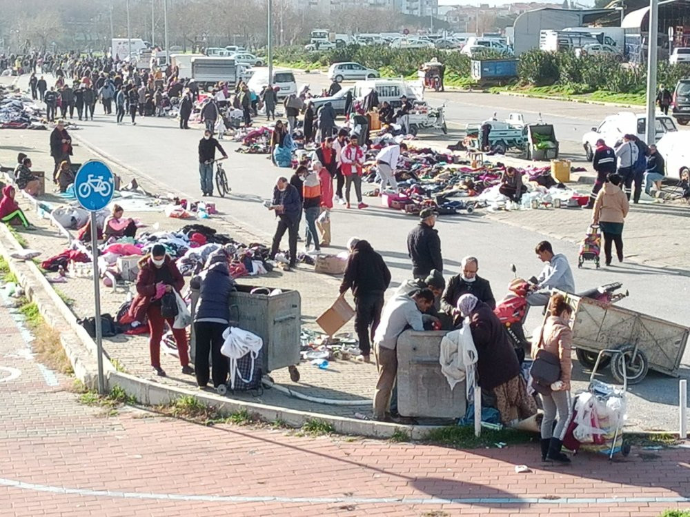 Vatandaşlar çöpten kendileri ve çocukları için elbise topladı - Resim : 3