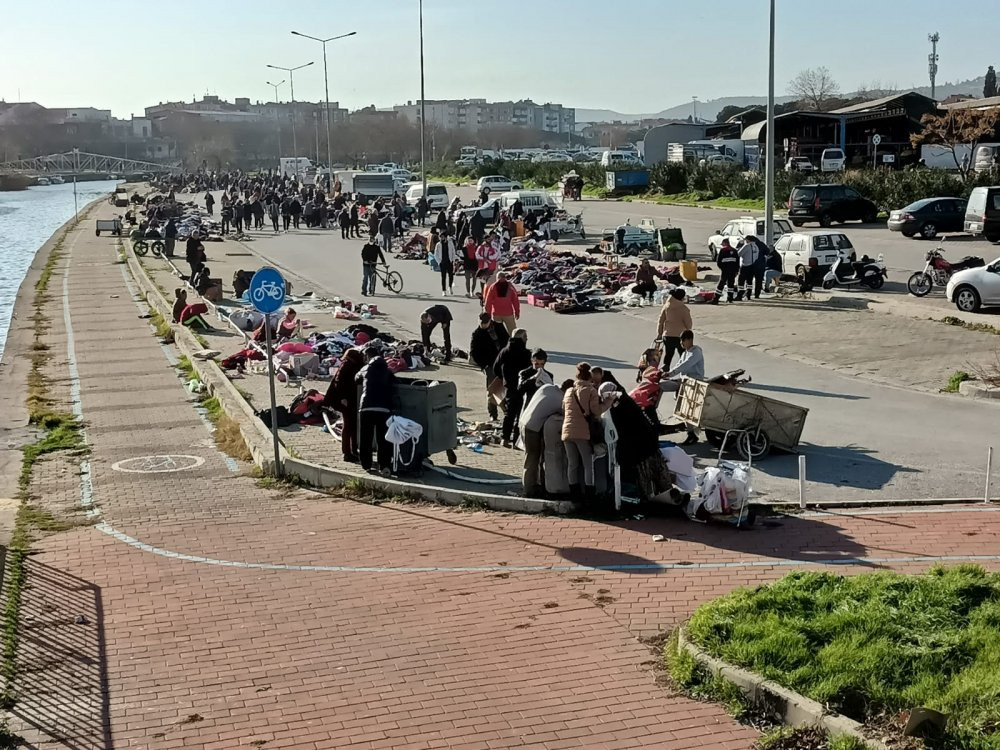 Vatandaşlar çöpten kendileri ve çocukları için elbise topladı - Resim : 4