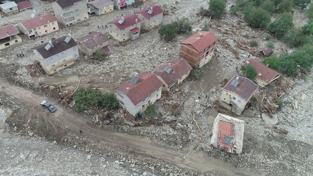 Heyelan sonrası yapılan afet evleri selden sonra yıkılıyor - Resim : 5