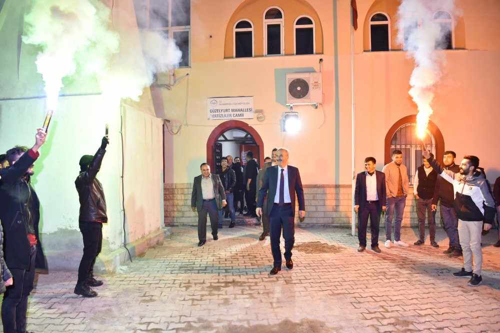 AKP'den camide toplantı: Belediye başkanını meşaleyle karşıladılar - Resim : 1