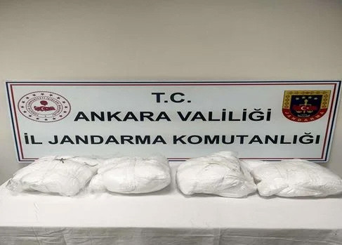 Jandarmayı görünce 20 milyon liralık eroini araçtan atarak kaçtılar - Resim : 1