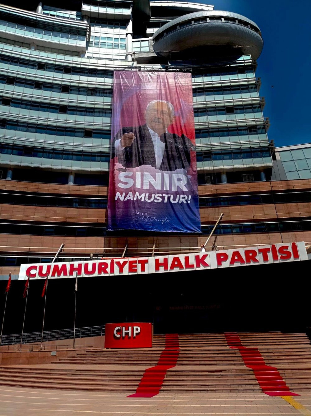 CHP Genel Merkezi'ne Erdoğan'ı kızdıracak pankart - Resim : 1