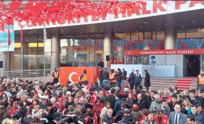 Saadet Partisi önünde coşkulu kalabalık - Resim : 1