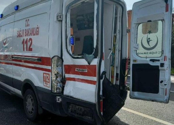Ambulanstan inen sağlıkçılara otomobil çarptı: 1 ölü 2 yaralı - Resim : 1
