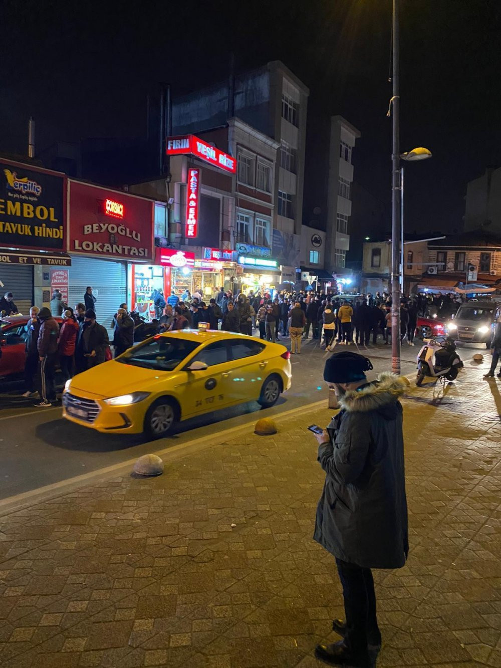 Sokağa çıkma yasağına saatler kala halk sokaklara akın etti! - Resim : 1