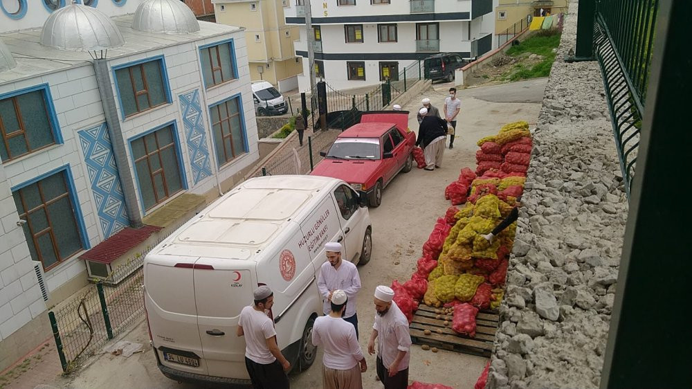 AKP’li belediyeye teslim edilen patates, soğanları vatandaşa tarikatçılar dağıttı - Resim : 1