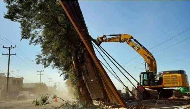 Yıkılmaz denilen milyarlarca dolarlık sınır duvarı yıkıldı - Resim : 1