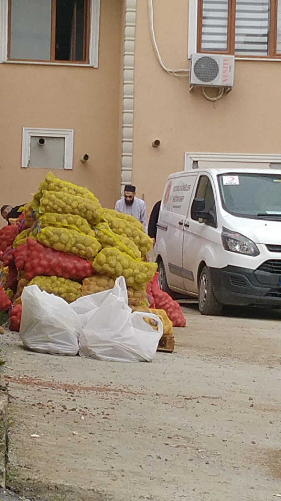 AKP’li belediyeye teslim edilen patates, soğanları vatandaşa tarikatçılar dağıttı - Resim : 6