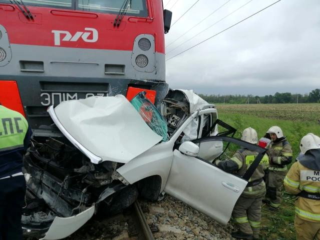 Rusya’da kırmızı ışığa aldırmayan cipi tren biçti - Resim : 1