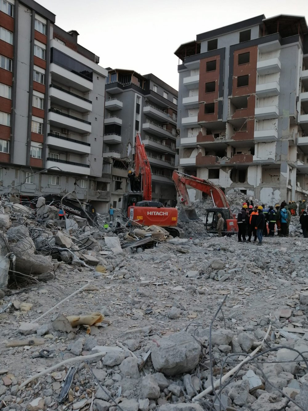Onlarca kişiye mezar olan binaları AKP'li meclis üyesi yapmış - Resim : 1