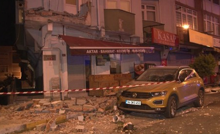 Avcılar’da 7 katlı bir binanın iki balkonu çöktü - Resim : 1