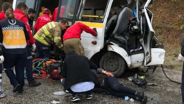 Balıkesir&rsquo;de korkun&ccedil; kaza: 8 &ouml;l&uuml;, 10 yaralı - Resim : 1
