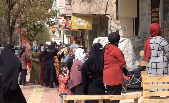 Siirt'te indirimi duyanlar tedbirleri unutup mağaza önünde kuyruğa girdi - Resim : 1