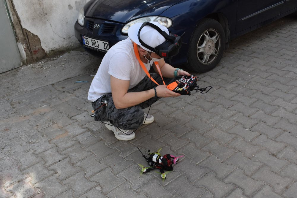 İzmir ve Ankara'da drone ile çocuklara bayram harçlığı - Resim : 2