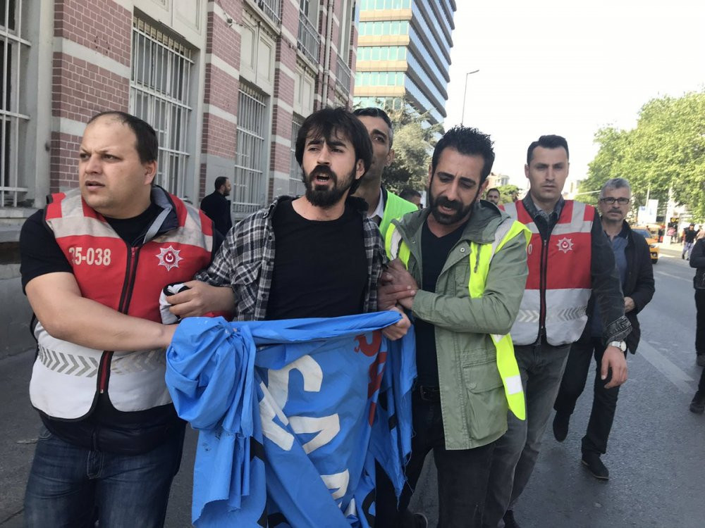 Taksim’e yürümek isteyen gruba müdahale: Gözaltılar var... - Resim : 1