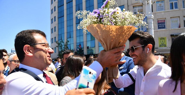 Ekrem İmamoğlu'na İstiklal Caddesi'nde sevgi seli - Resim : 4