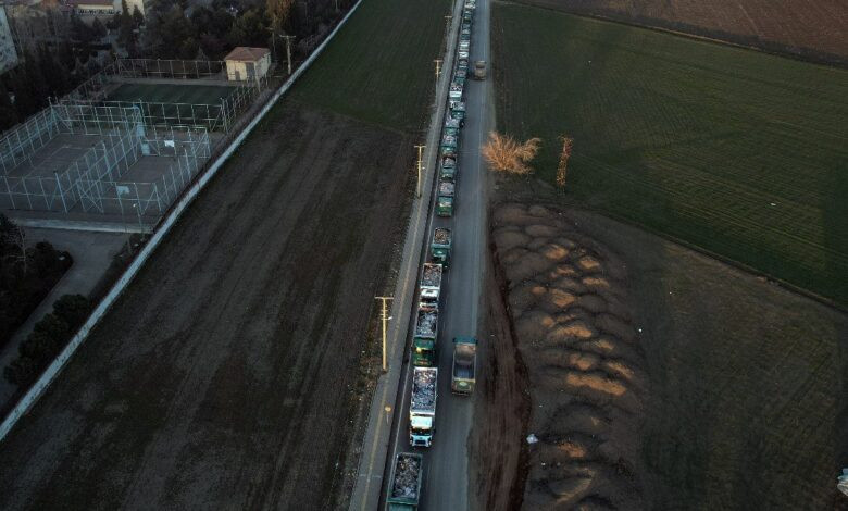 Kahramanmaraş'ta hafriyat kamyonları metrelerce kuyruk oluşturdu - Resim : 1