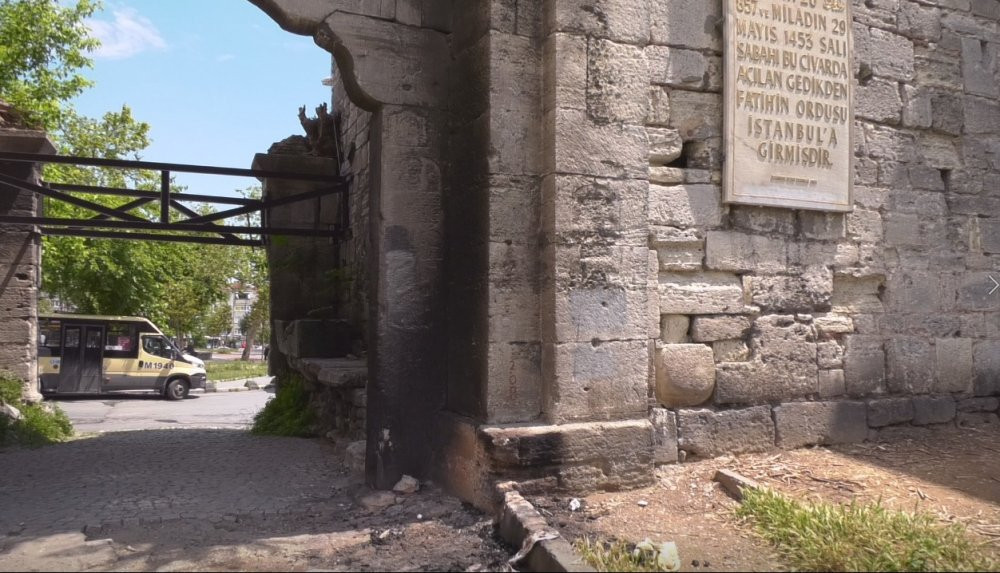 Fatih'in İstanbul'a girdiği kapının içler acısı hali... - Resim : 2