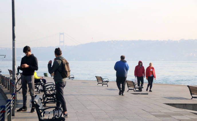 Koronavirüsü unutup yine sahile akın ettiler - Resim : 1