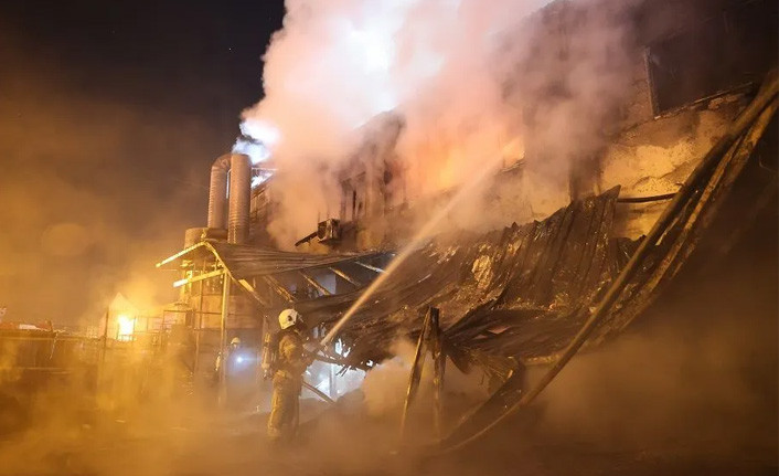 Arnavutköy'de kauçuk fabrikasında yangın - Resim : 1