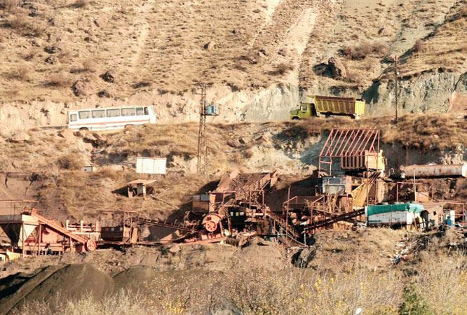 Kayısı cenneti siyanürle altın aramaya karşı ayakta - Resim : 1