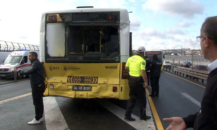 2 metrobüs çarpıştı! Yaralılar var - Resim : 1