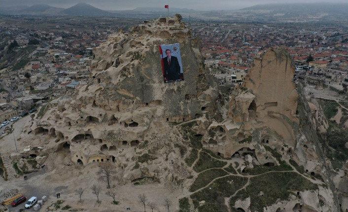 Dünyanın en yüksek peribacasına Erdoğan’ın posteri asıldı - Resim : 1