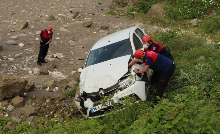 Zonguldak'ta deniz manzarasını izleyen sürücünün otomobili uçuruma yuvarlandı - Resim : 1