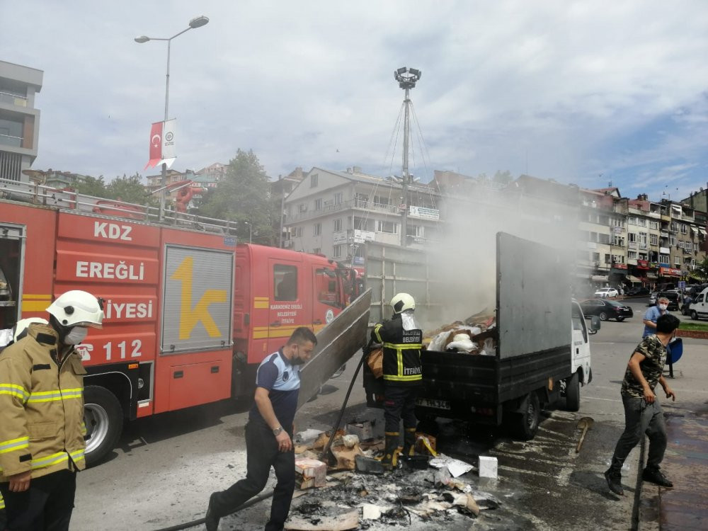 Karton yüklü kamyon alev aldı - Resim : 1