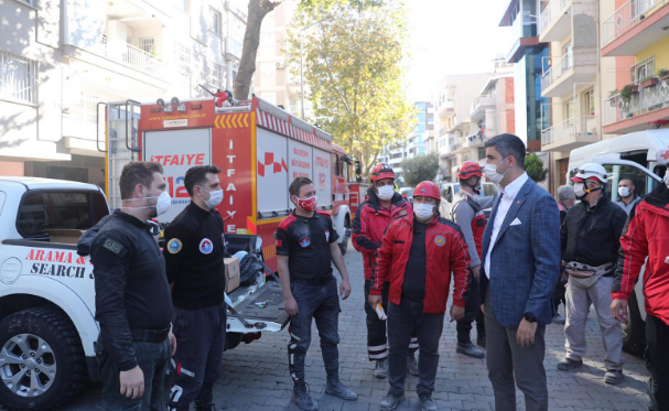 Kartal Belediye Başkanı G&ouml;khan Y&uuml;ksel İzmir'de deprem b&ouml;lgesinde - Resim : 3