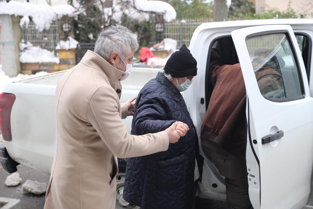 Başkan Gökhan Yüksel, karla mücadele ekiplerinin yoğun mesaisine katıldı - Resim : 2