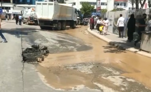 Kentin işlek caddesindeki yol çöktü - Resim : 1