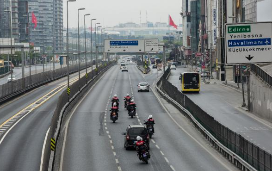 İstanbul'da yasak sabahının ilk saatlerinde yollar boş kaldı - Resim : 1