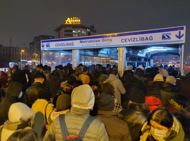 İstanbul'da toplu ulaşım durma noktasına geldi  - Resim : 1