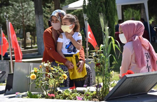 Soma’da çocuklar, babalarını kabrinde andılar - Resim : 1