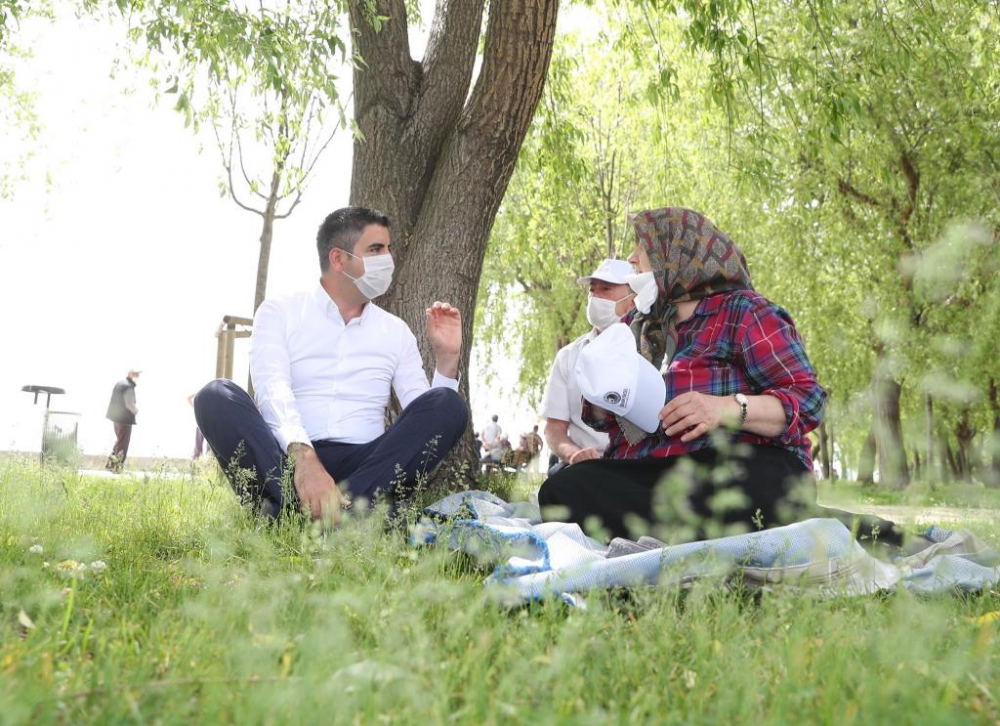 Kartal Belediyesi, sokağa çıkan 65 yaş üstü vatandaşlara maske ve kolonya dağıttı - Resim : 1